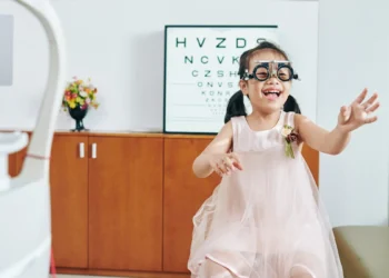 小學畢業前高度近視 台灣兒童近視低齡化、度數上升快 小學畢業前高度近視 台灣兒童近視低齡化、度數上升快