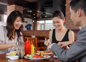 男友前任突然現身聚會？6大心法讓妳從容不迫 成為全場焦點