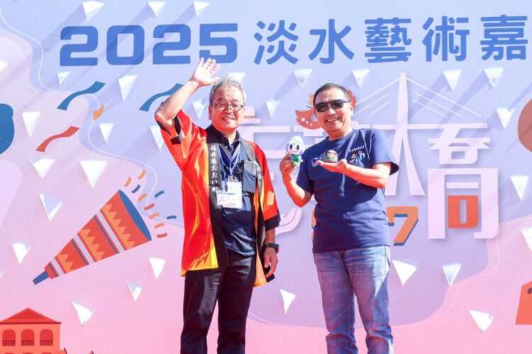 淡水藝術嘉年華熱鬧登場 新北市長侯友宜踩街共享淡江大橋河海風光