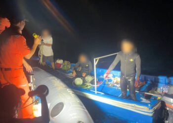 中國海警、漁船接連侵擾東沙海域 海巡署嚴正執法登檢扣留1艘小舟