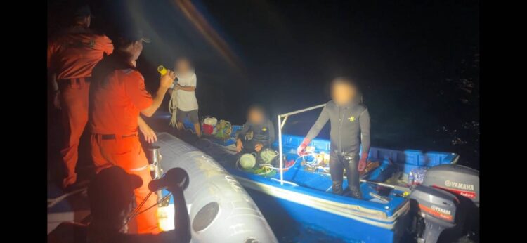 中國海警、漁船接連侵擾東沙海域 海巡署嚴正執法登檢扣留1艘小舟 中國海警、漁船接連侵擾東沙海域 海巡署嚴正執法登檢扣留1艘小舟