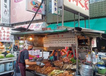 六合夜市烤肉之家 飄香50年的碳烤香味，讓人馬上停止腳步，進入味覺美味的國度！票選編號6