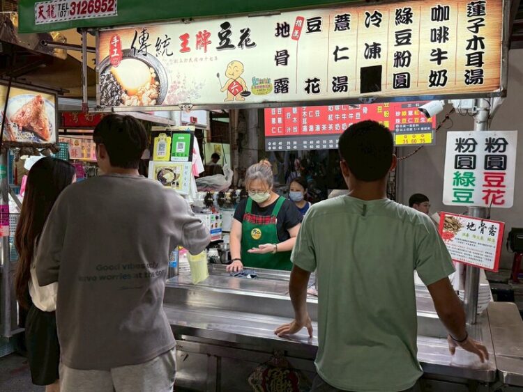 六合夜市王牌豆漿 堅持手工傳統,甜潤香濃驚豔遊客 票選編號4 六合夜市王牌豆漿 堅持手工傳統,甜潤香濃驚豔遊客 票選編號4