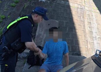 即時救援！北市雙胞胎警化身救護員 路檢點急救中暑男子