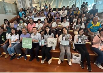 偏鄉童與模範父親獻書高市圖 展現回饋社會的實踐力