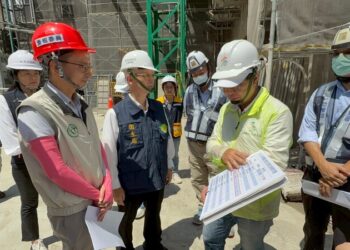 疾管署代署長羅一鈞視察高雄中央社宅工地 府防疫團隊現場查獲水桶積水開單處罰