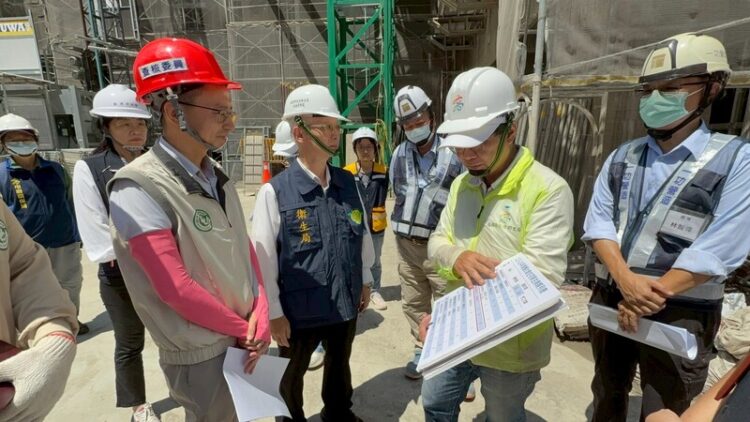疾管署代署長羅一鈞視察高雄中央社宅工地 府防疫團隊現場查獲水桶積水開單處罰 疾管署代署長羅一鈞視察高雄中央社宅工地 府防疫團隊現場查獲水桶積水開單處罰