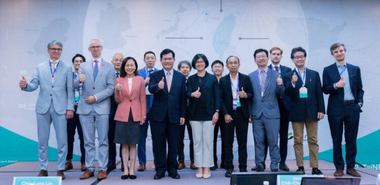 外交部首度攜手SEMI舉辦2025半導體與地緣政治論壇 探索供應鏈韌性與策略新局 外交部首度攜手SEMI舉辦2025半導體與地緣政治論壇 探索供應鏈韌性與策略新局