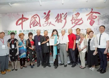 【華人之光】國際藝術家游翠英 國內外競賽締造佳績 榮獲中國美術協會95週年「會員績優獎」