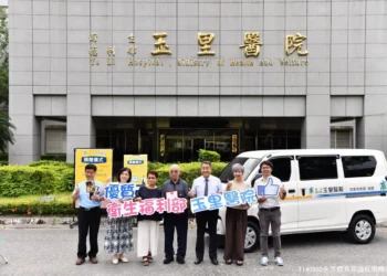 化大愛為行動 家屬捐贈玉里醫院八人座車 讓愛持續人間飛揚
