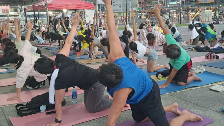 港灣夕陽下舒展身心 基隆「音樂瑜珈派對」送出200份瑜珈墊 港灣夕陽下舒展身心 基隆「音樂瑜珈派對」送出200份瑜珈墊