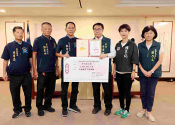 黃偉哲感謝正統鹿耳門聖母廟捐贈300萬元 攜手助災民重建家園 黃偉哲感謝正統鹿耳門聖母廟捐贈300萬元 攜手助災民重建家園