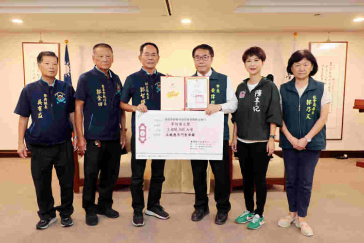 黃偉哲感謝正統鹿耳門聖母廟捐贈300萬元 攜手助災民重建家園 黃偉哲感謝正統鹿耳門聖母廟捐贈300萬元 攜手助災民重建家園