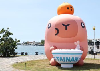 臺南旅遊最新景點｜卡比胖拉水上巨偶首次亮相安平漁人碼頭 萌翻秋日親子同遊