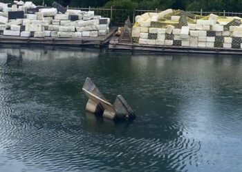 運河航道潛藏危機!臺南舢筏沉船2個月無人問津 市議員李啟維強調影響漁業與觀光活動 運河航道潛藏危機!臺南舢筏沉船2個月無人問津 市議員李啟維強調影響漁業與觀光活動