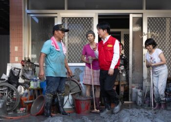 賴清德總統赴花蓮勘災 指示全力救災、復原與重建 盼全國人民與花蓮人站在一起 關心受災民眾及慰問救災國軍 賴清德總統赴花蓮勘災 指示全力救災、復原與重建 盼全國人民與花蓮人站在一起 關心受災民眾及慰問救災國軍