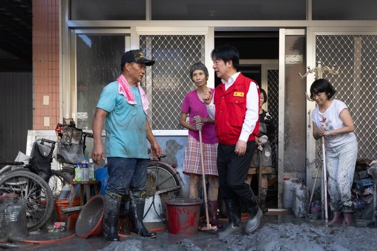賴清德總統赴花蓮勘災 指示全力救災、復原與重建 盼全國人民與花蓮人站在一起 關心受災民眾及慰問救災國軍