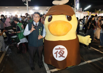 暑假最後一波！黃偉哲市長攜手夜奇鴨快閃大東夜市 發放限量50元夜市券共度歡樂夏夜