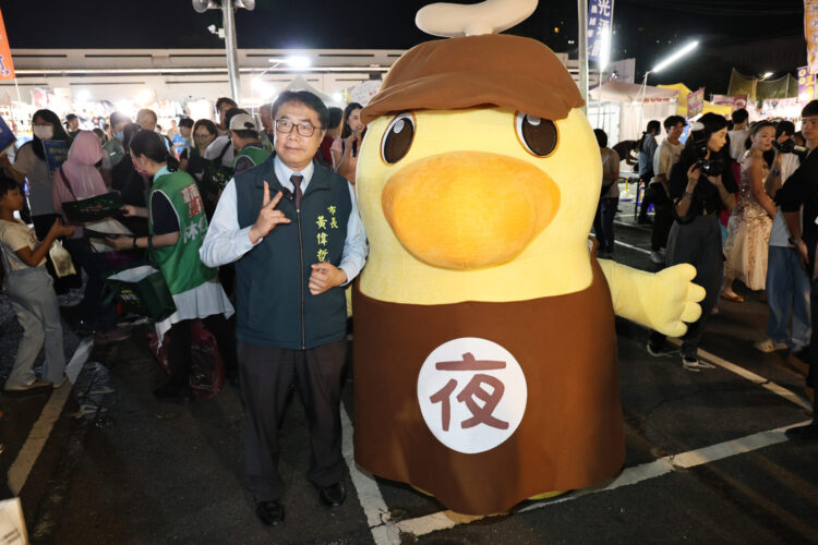 暑假最後一波!黃偉哲市長攜手夜奇鴨快閃大東夜市 發放限量50元夜市券共度歡樂夏夜 暑假最後一波!黃偉哲市長攜手夜奇鴨快閃大東夜市 發放限量50元夜市券共度歡樂夏夜