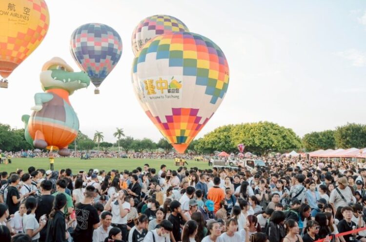 臺中石岡熱氣球嘉年華人氣爆棚 單日湧入15萬人次造訪人次將創新高 臺中石岡熱氣球嘉年華人氣爆棚 單日湧入15萬人次造訪人次將創新高