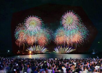 臺南夏日音樂節「將軍吼」第二夜熱力登場 美秀集團壓軸開唱 16吋彩色千輪煙火點亮港灣夜空