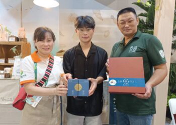 新北青農父子攜手創新 「凝翠金磚」鳳梨酥包種茶風味登上日本丸井百貨