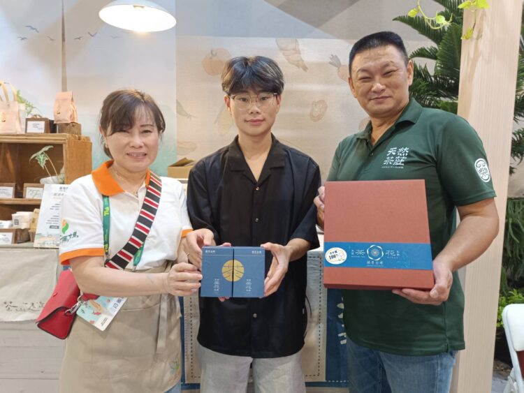 新北青農父子攜手創新 「凝翠金磚」鳳梨酥包種茶風味登上日本丸井百貨 新北青農父子攜手創新 「凝翠金磚」鳳梨酥包種茶風味登上日本丸井百貨