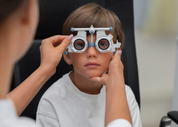 青少年近9成近視！護眼消費成趨勢 檯燈首創「護眼教練功能」