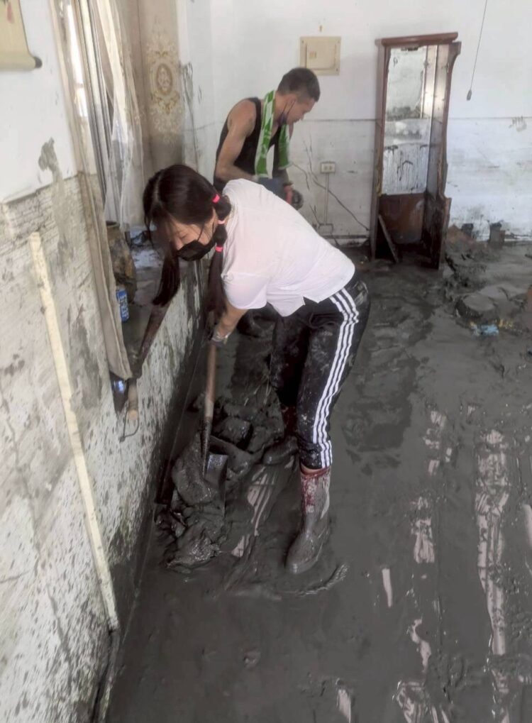 護理師主動投入花蓮救災 急診醫師提醒鏟子超人 護理師主動投入花蓮救災 急診醫師提醒鏟子超人