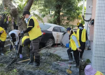 企業落實「社會倫理」助災後重建 國泰人壽協助光復鄉家戶及學校清理環境 企業落實「社會倫理」助災後重建 國泰人壽協助光復鄉家戶及學校清理環境