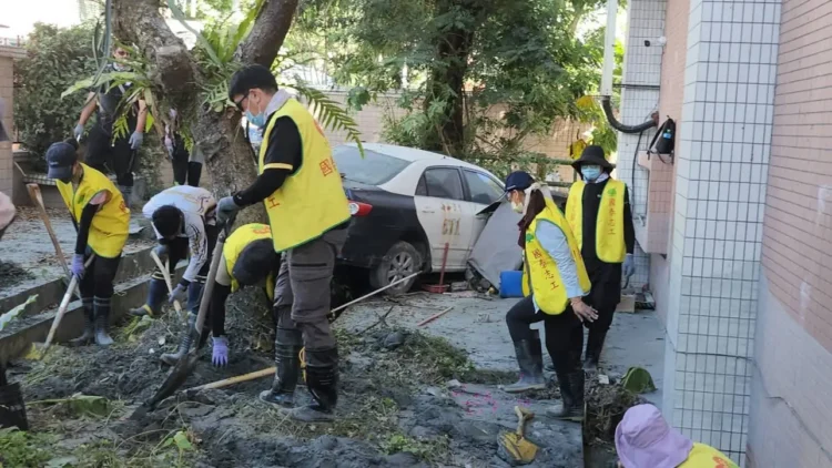 企業落實「社會倫理」助災後重建 國泰人壽協助光復鄉家戶及學校清理環境