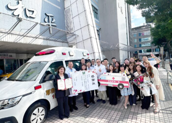 萬人購書捐救護車 「耶魯愛絲一號」菁彩上路 萬人購書捐救護車 「耶魯愛絲一號」菁彩上路