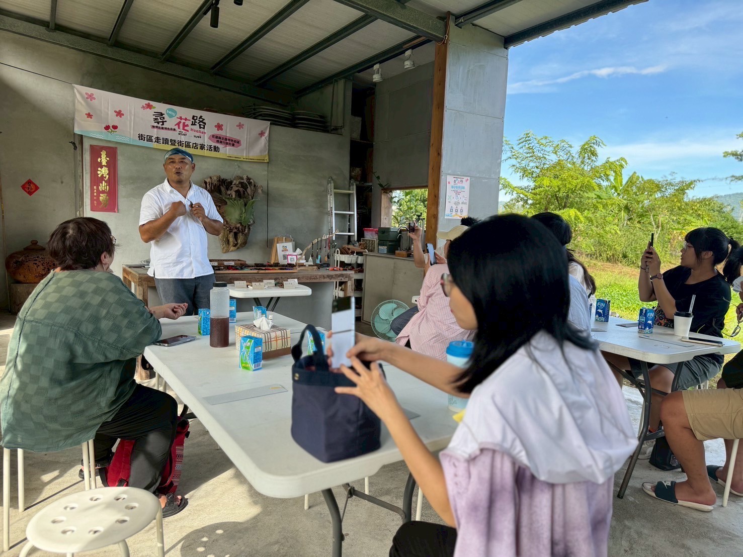「松蘿野店」創辦人葉佐蔚（前方站立者）跟民眾分享木作迷人之處，
並帶領民眾製作木寶石
