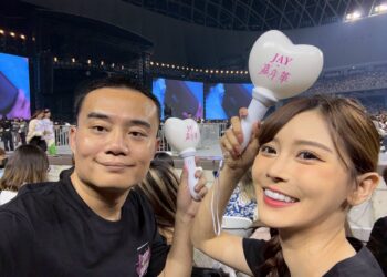 作家童榮地達成百場演唱會里程碑 攜手「電眼精靈」許玲玲見證華語樂壇演進 作家童榮地達成百場演唱會里程碑 攜手「電眼精靈」許玲玲見證華語樂壇演進