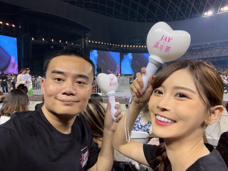 作家童榮地達成百場演唱會里程碑 攜手「電眼精靈」許玲玲見證華語樂壇演進