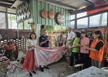 賴丫夷樂活𥴊仔店化身「青村」 中正大學打造青銀共創新據點 賴丫夷樂活𥴊仔店化身「青村」 中正大學打造青銀共創新據點