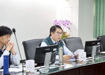 臺南推動AI數位教育見效 臺南市長黃偉哲:不讓任何學校落隊 臺南推動AI數位教育見效 臺南市長黃偉哲:不讓任何學校落隊