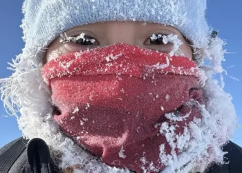 從高峰到畫布 用創作記錄女性攀登者的宇宙旅程 從高峰到畫布 用創作記錄女性攀登者的宇宙旅程