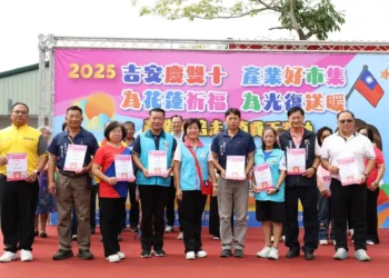 吉安雙十國慶升旗匯聚產業行銷 游淑貞提振單日攤商交易百餘萬 吉安雙十國慶升旗匯聚產業行銷 游淑貞提振單日攤商交易百餘萬