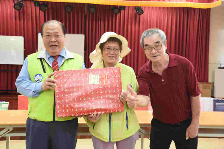 澎縣府攜手鎖港里辦理全齡關懷活動 陳光復陪伴長輩提前歡慶中秋 感謝志工溫暖守護