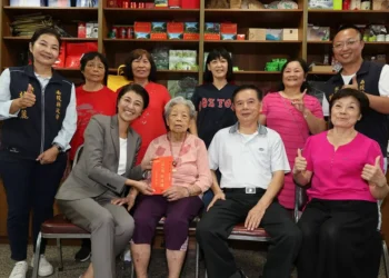 南投縣長許淑華重陽前夕親訪百歲人瑞 祝賀長壽健康 南投縣長許淑華重陽前夕親訪百歲人瑞 祝賀長壽健康