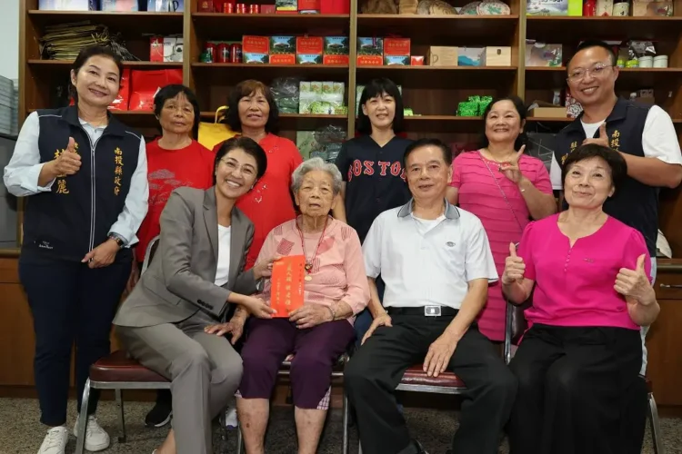 南投縣長許淑華重陽前夕親訪百歲人瑞 祝賀長壽健康 南投縣長許淑華重陽前夕親訪百歲人瑞 祝賀長壽健康