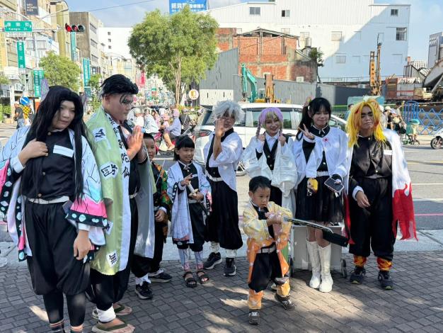 臺南海安觀光商圈萬聖節派對熱鬧登場 萬人扮裝潮爆海安街頭 臺南海安觀光商圈萬聖節派對熱鬧登場 萬人扮裝潮爆海安街頭