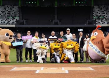 調查局號召球迷響應「群鷹會、全民齊防詐」 大巨蛋職棒賽場化身反詐宣導舞台 調查局號召球迷響應「群鷹會、全民齊防詐」 大巨蛋職棒賽場化身反詐宣導舞台