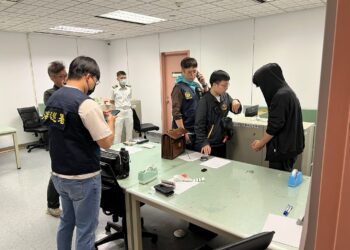 毒糖企圖闖國門遭海巡攔截 運毒旅客依法起訴,行李精美包裝也難逃法網 毒糖企圖闖國門遭海巡攔截 運毒旅客依法起訴,行李精美包裝也難逃法網