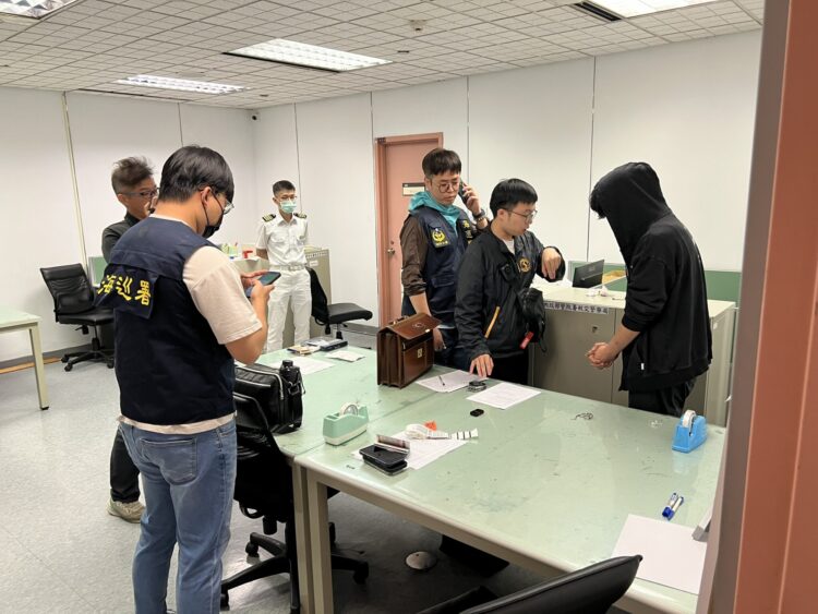 毒糖企圖闖國門遭海巡攔截 運毒旅客依法起訴,行李精美包裝也難逃法網 毒糖企圖闖國門遭海巡攔截 運毒旅客依法起訴,行李精美包裝也難逃法網