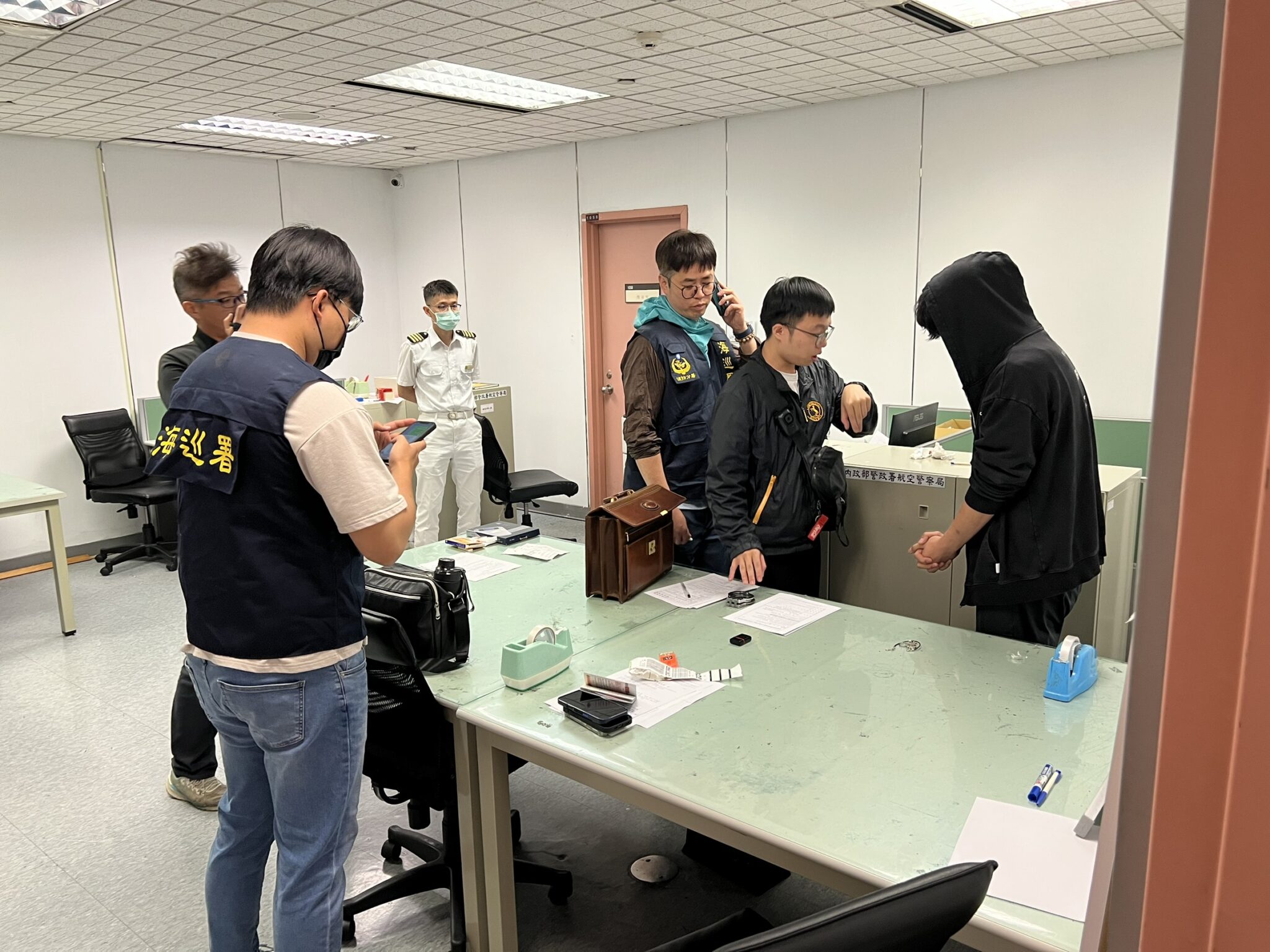 毒糖企圖闖國門遭海巡攔截 運毒旅客依法起訴,行李精美包裝也難逃法網 毒糖企圖闖國門遭海巡攔截 運毒旅客依法起訴,行李精美包裝也難逃法網