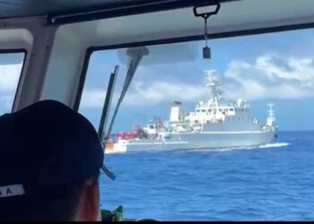 中國科研船闖入我國水域 海巡強勢驅離迫使科研船轉向航離以維護主權 中國科研船闖入我國水域 海巡強勢驅離迫使科研船轉向航離以維護主權