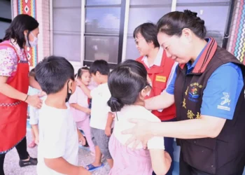 花蓮縣長徐榛蔚陪同內政部長劉世芳 前往光復鄉立幼兒園關懷馬太鞍堰塞湖收容鄉親 花蓮縣長徐榛蔚陪同內政部長劉世芳 前往光復鄉立幼兒園關懷馬太鞍堰塞湖收容鄉親