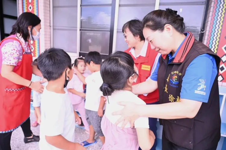花蓮縣長徐榛蔚陪同內政部長劉世芳 前往光復鄉立幼兒園關懷馬太鞍堰塞湖收容鄉親